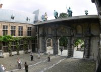 Арка, украшающая внутренний двор музея Рубенса