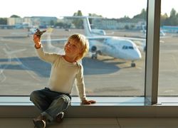 dítě letí pouze letadlem