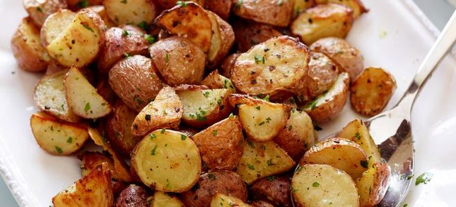 Rustykalne ziemniaki w piecu czosnkowym