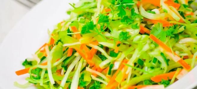 Salát s mrkví zeleným a zelím