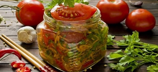 Travnjak i salata od rajčice u korejskom stilu