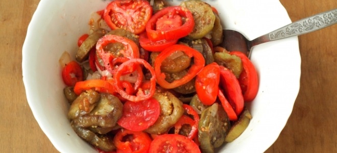 Armeńska oberżyny sałatka z pomidorami