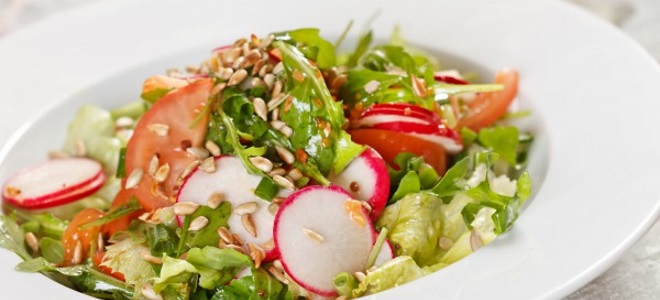 Salata od povrća s raketnom salatom