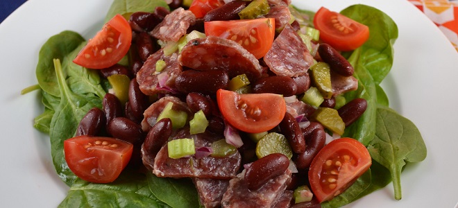 Salata s grahom i rajčicama, i kobasica