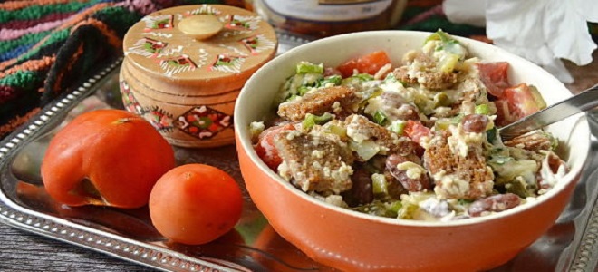 Salata "Obzhorka" s klobasami in fižolom