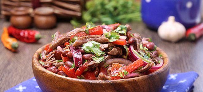 Salát Tbilisi s červenými fazolemi