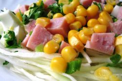 zelný salát se šunkou a kukuřicí