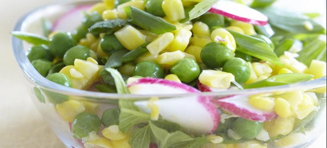 Salata s kukuruza konzerviranom