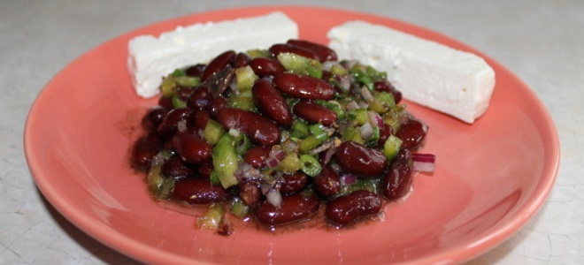 Palačinkový salát s červenými fazolemi