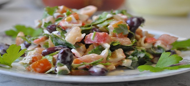 Salata s crvenim grahom i štapićima od rakova