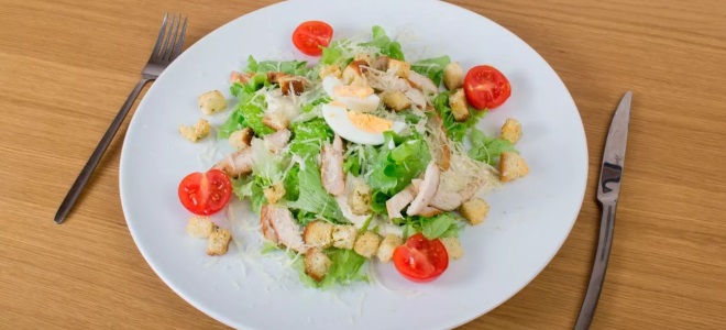 Caesar salata s piletinom i krekeri