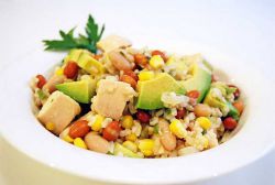 salata piletina riža kukuruz