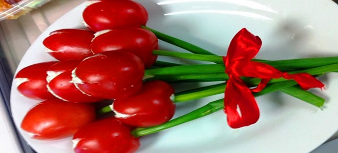 salát "Tulipány" z rajčat s krabovými tyčinkami