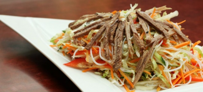 Kineska salata s funchozom i mesnim receptom