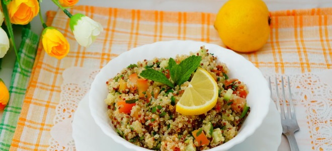 tabuolový salát s quinoa a mátou
