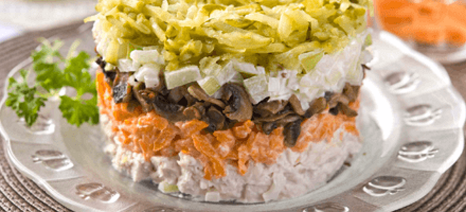 Salátový salát s korejskými mrkvami a kuřecím masem