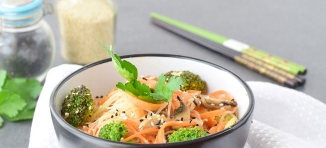 Salata s Funchozom i korejskim mrkvom