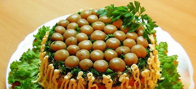 salátová louka s houbami
