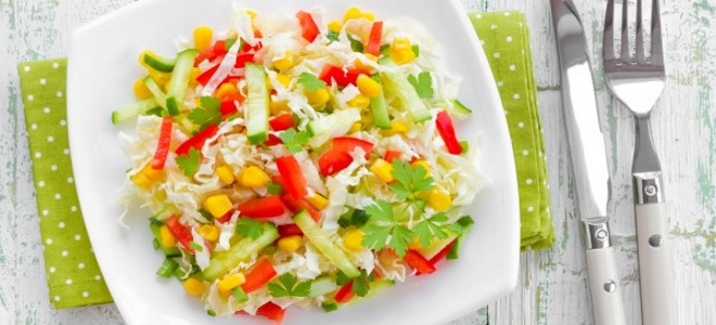 salata s kukuruzom i paprom