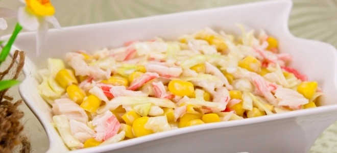 Crab salata s kupusom i receptom od kukuruza