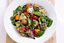 salata od povrća s pinjolima