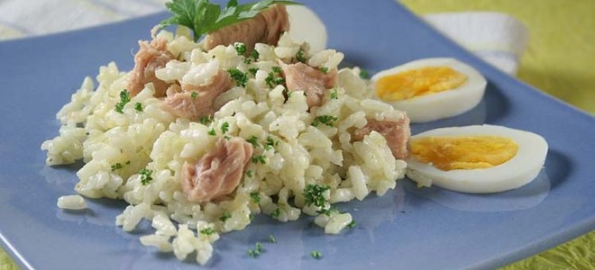 konzervovaný salát z tuňáka a rýže