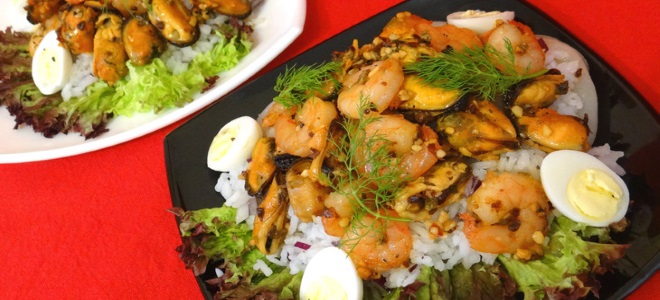 salát s mořskými plody a rýží