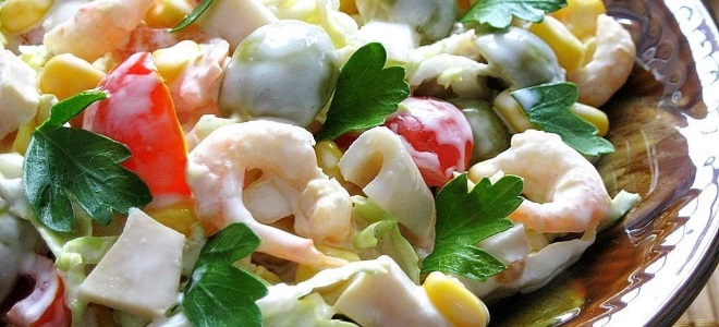 Salata z morsko hrano s tekočinami in kozicami