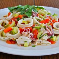 salatu od povrća s lignjem i pršutom