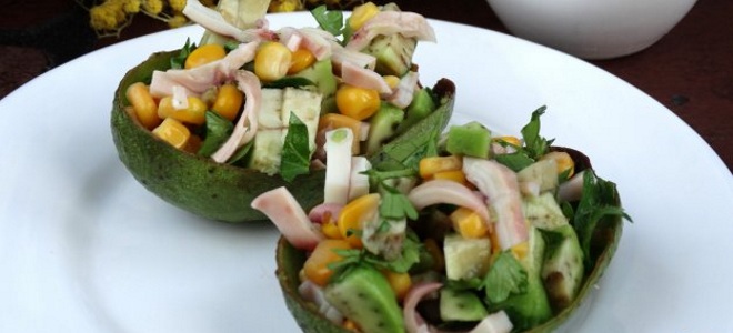 Каламари и авокадо салата