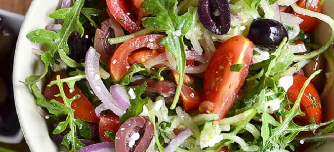Salata s suhim rajčicama i ruculom