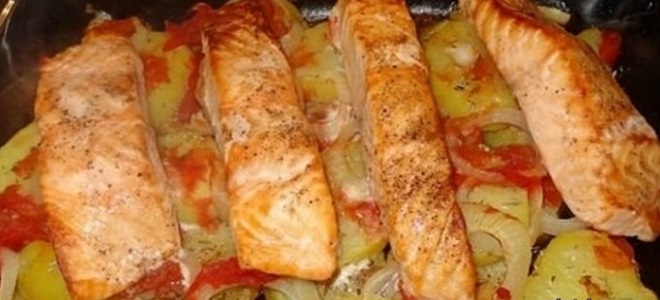Сьомгата се пече във фурната с картофи