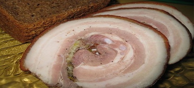 Valjak slanine kuhano u peelingu luka