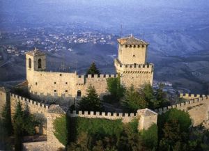 Крепостные стены вокруг Сан-Марино
