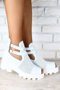 sandale z belim trakom