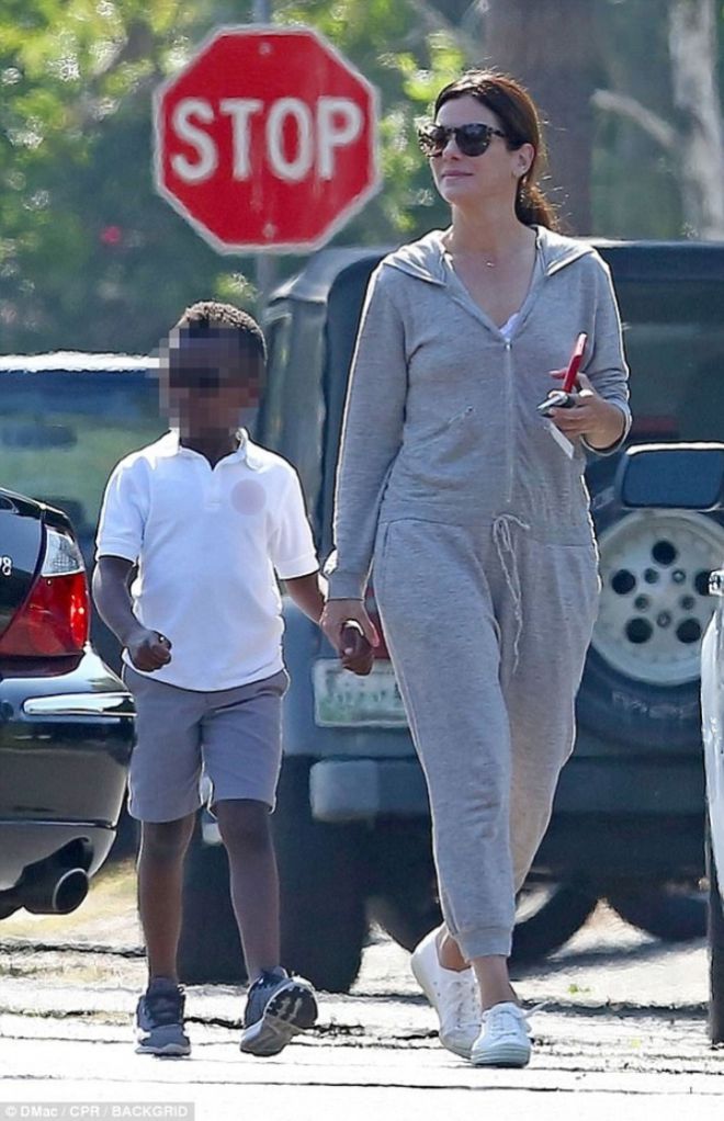 Сандра с сыном на прогулке