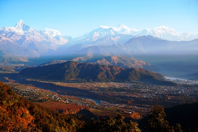 Вид с вершины Сарангкот на долину Покхары и Гималаи