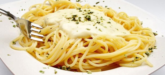 jak vařit smetanovou omáčku na špagety