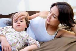 škrlatna zvišana telesna temperatura pri otrocih simptome