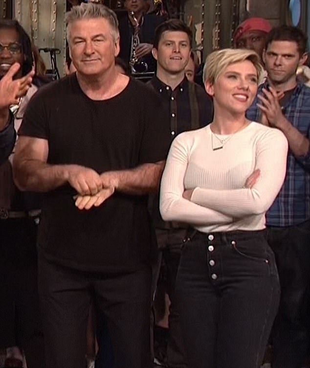 Скарлетт Йохансон и Колин Джост на шоу «Saturday Night Live»
