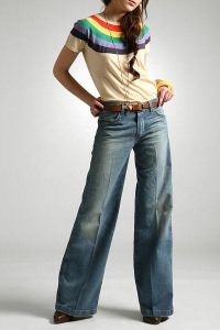 Rozkloszowane jeansy 3