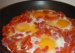jak smażyć jajka z pomidorami i kiełbasą