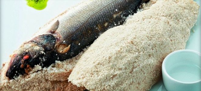 morski bas v soli v peči