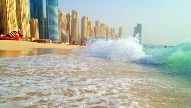 Прибой на пляже ОАЭ