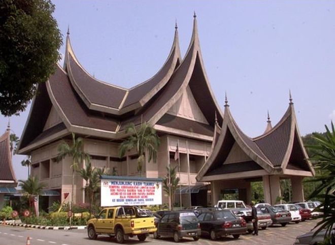 Здание Висма Негери, выполненное в стиле Минангкабау