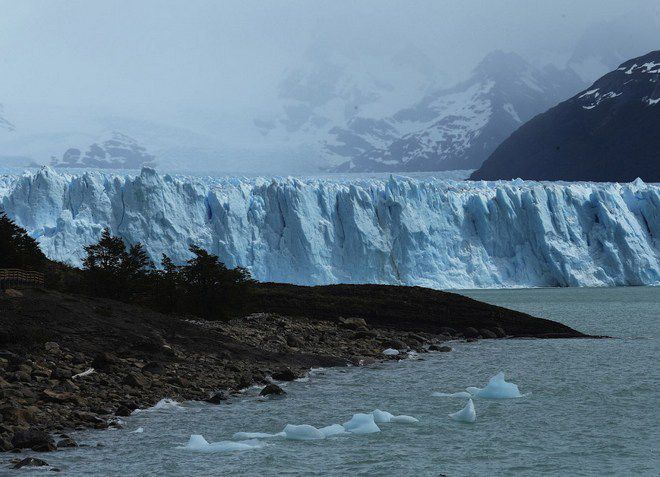 Ледник Серрано и ледяное замерзшее озеро