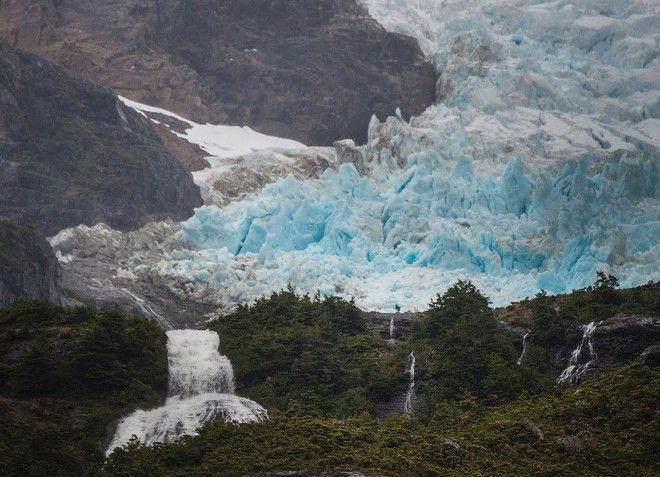 Высокие скалы, водопады и глыбы льда