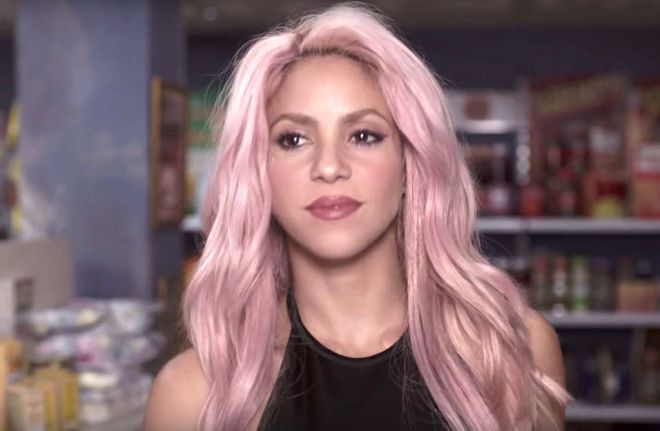 Шакира с розовыми волосами в конце 2016 года