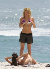 Шакира на пляже