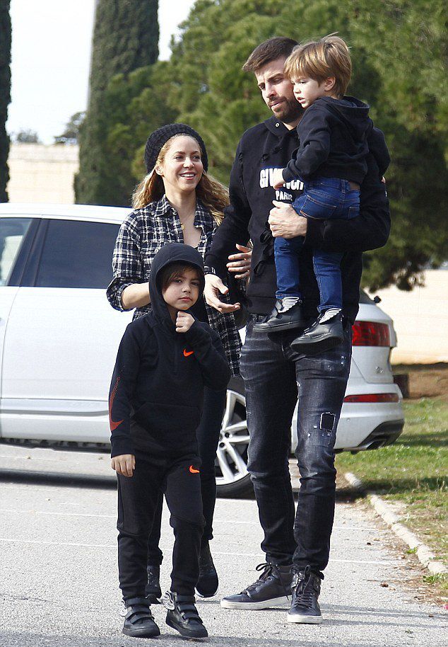 Шакира и Жерар Пике с сыновьями Миланом и Сашей